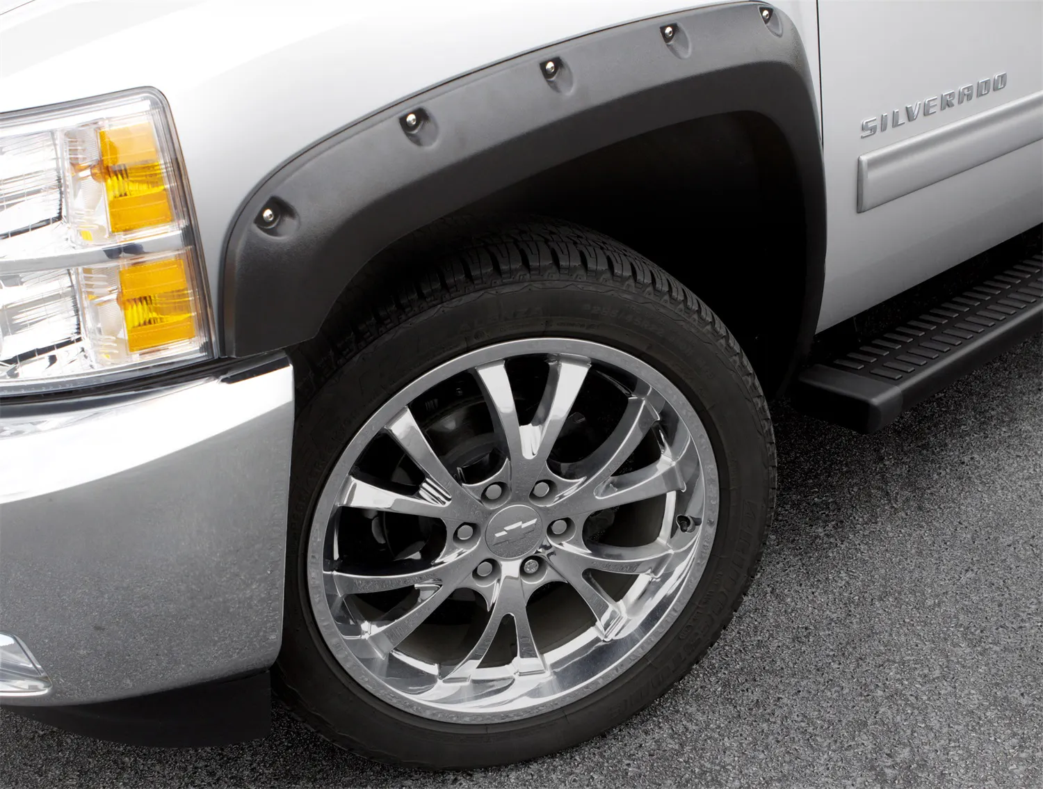 https://aw1.imgix.net/2/lund/RX_Fender_Flare_Lifestyle_HR.jpg