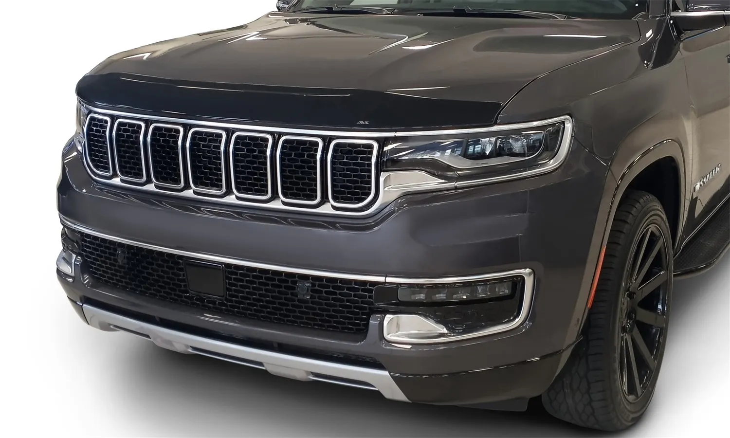https://aw1.imgix.net/3/avs-auto-ventshade/avs_aeroskin_smoke_jeep_wagoneer_322209.jpg