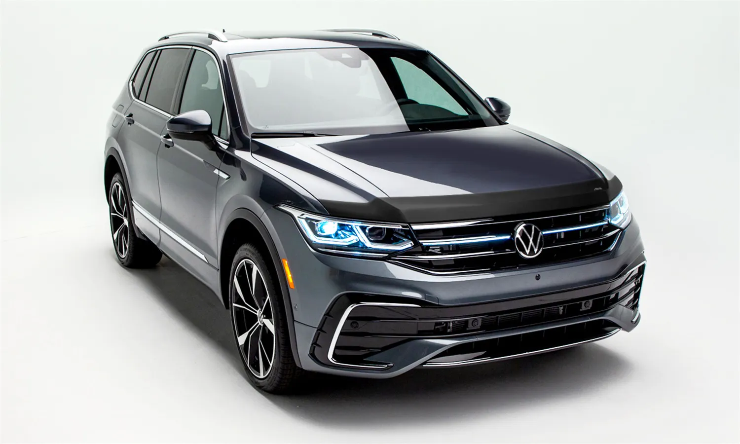 https://aw1.imgix.net/3/avs-auto-ventshade/avs_aeroskin_smoke_volkswagen_tiguan_322198.jpg