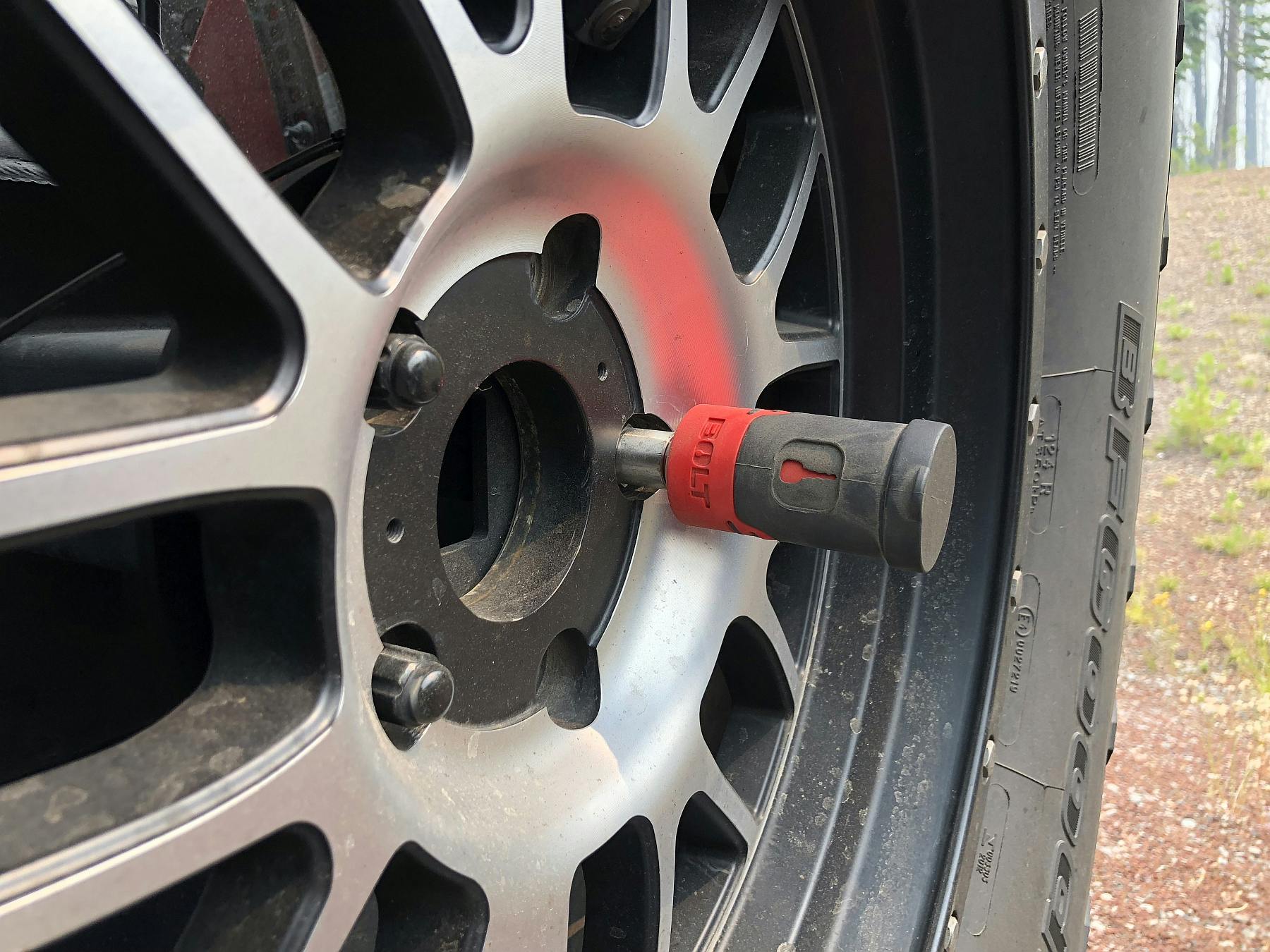 tire bolt lock