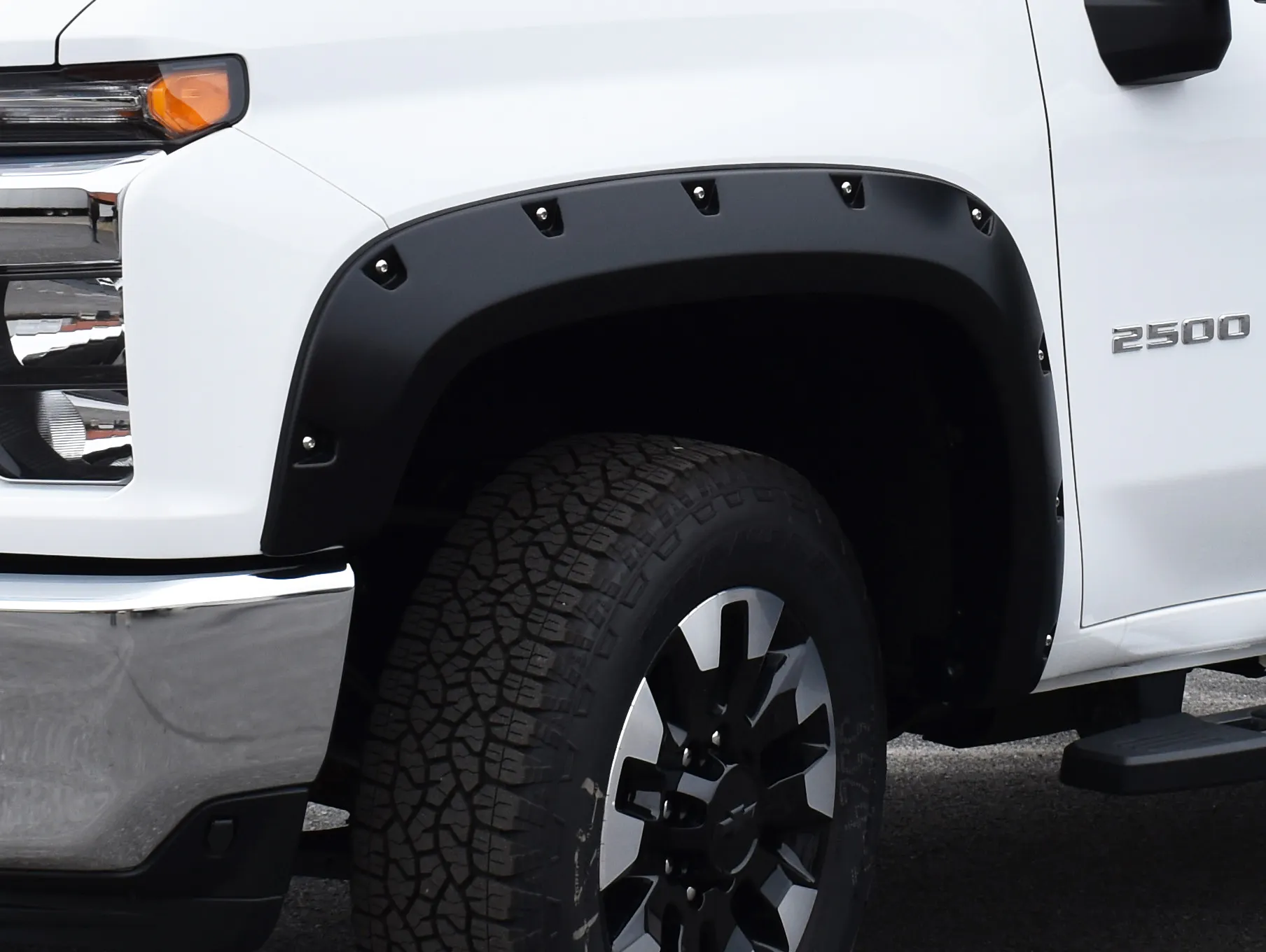 https://aw1.imgix.net/4/bushwacker/BW_Pocketstyle_Front_Flare_20silverado2500_40161-02.jpg