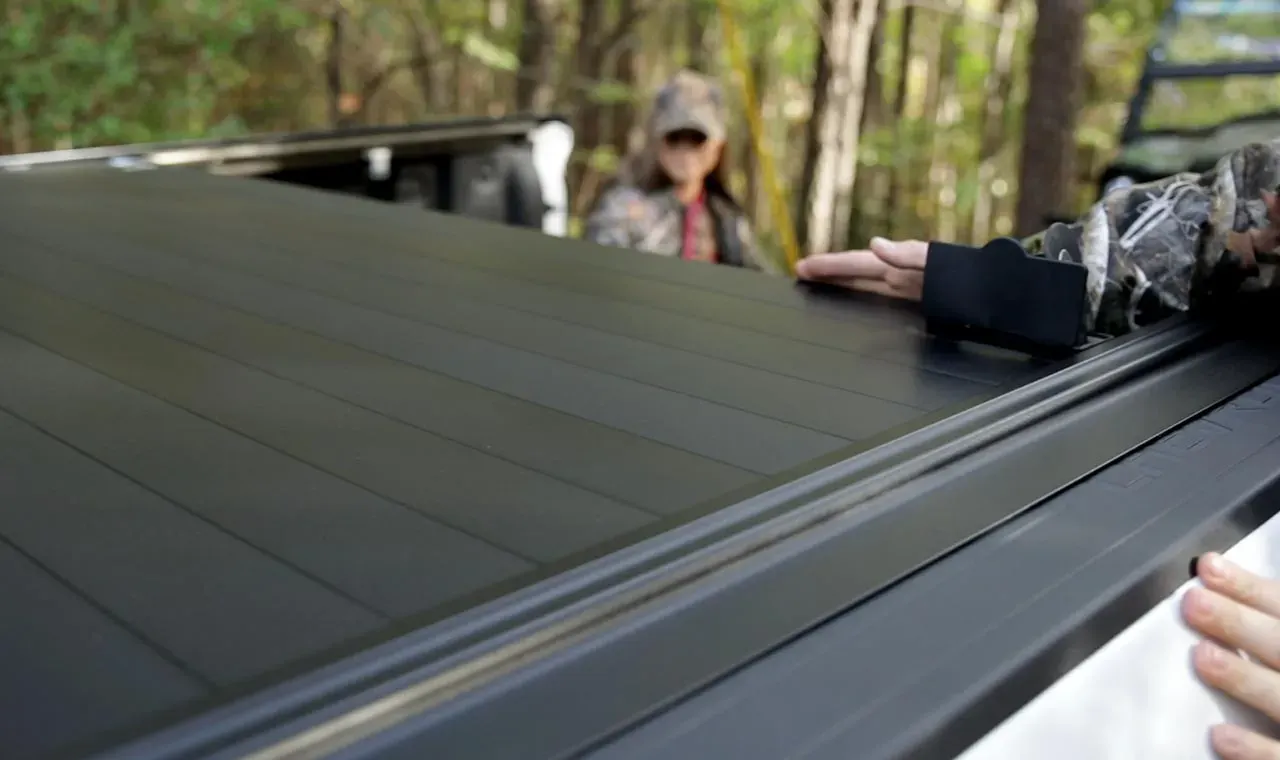 Retractable hard tonneau cover
